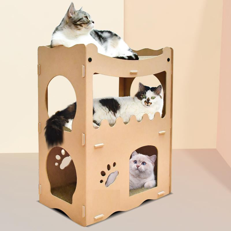 Drie katten op en in het kattenhuis van hout en karton
