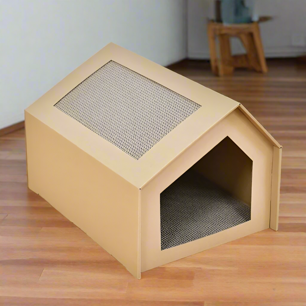 Kartonnen kattenhuisje met krabplank op een houten vloer