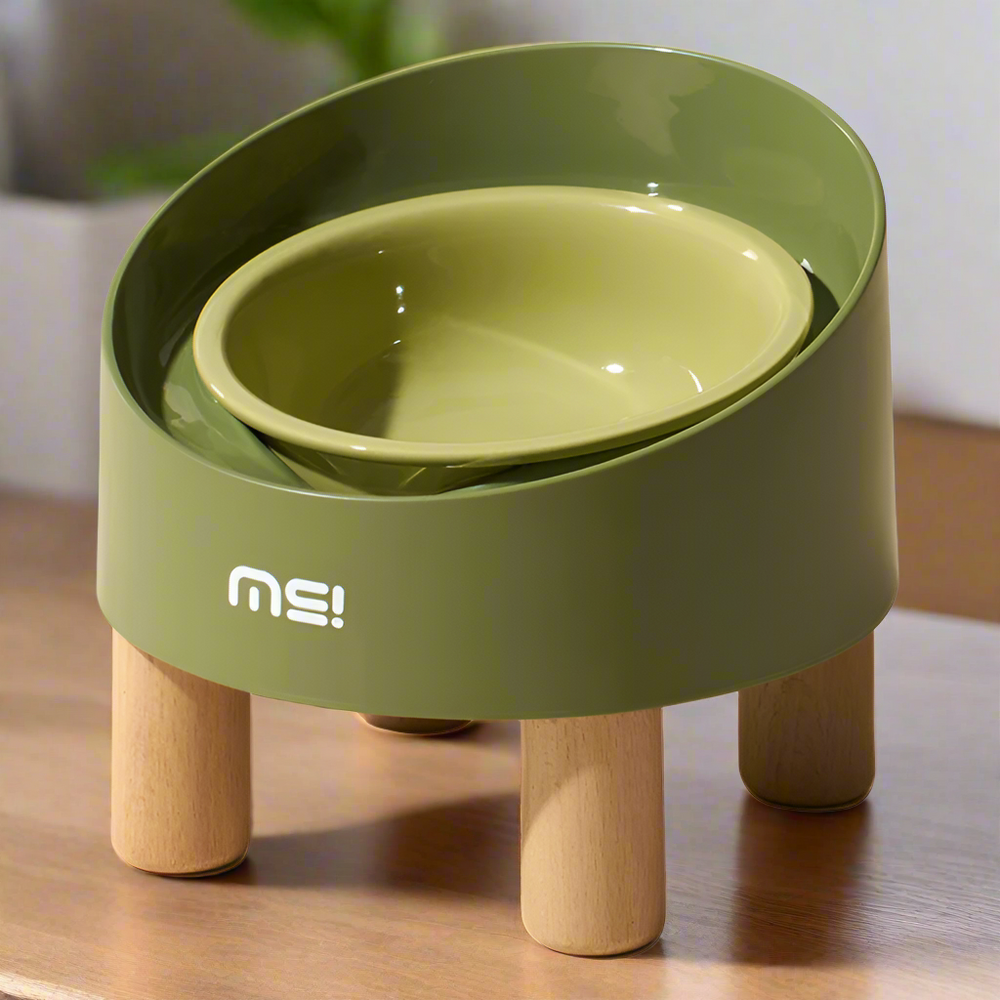 Keramische kom in de olijfgroene Rolls voerbak