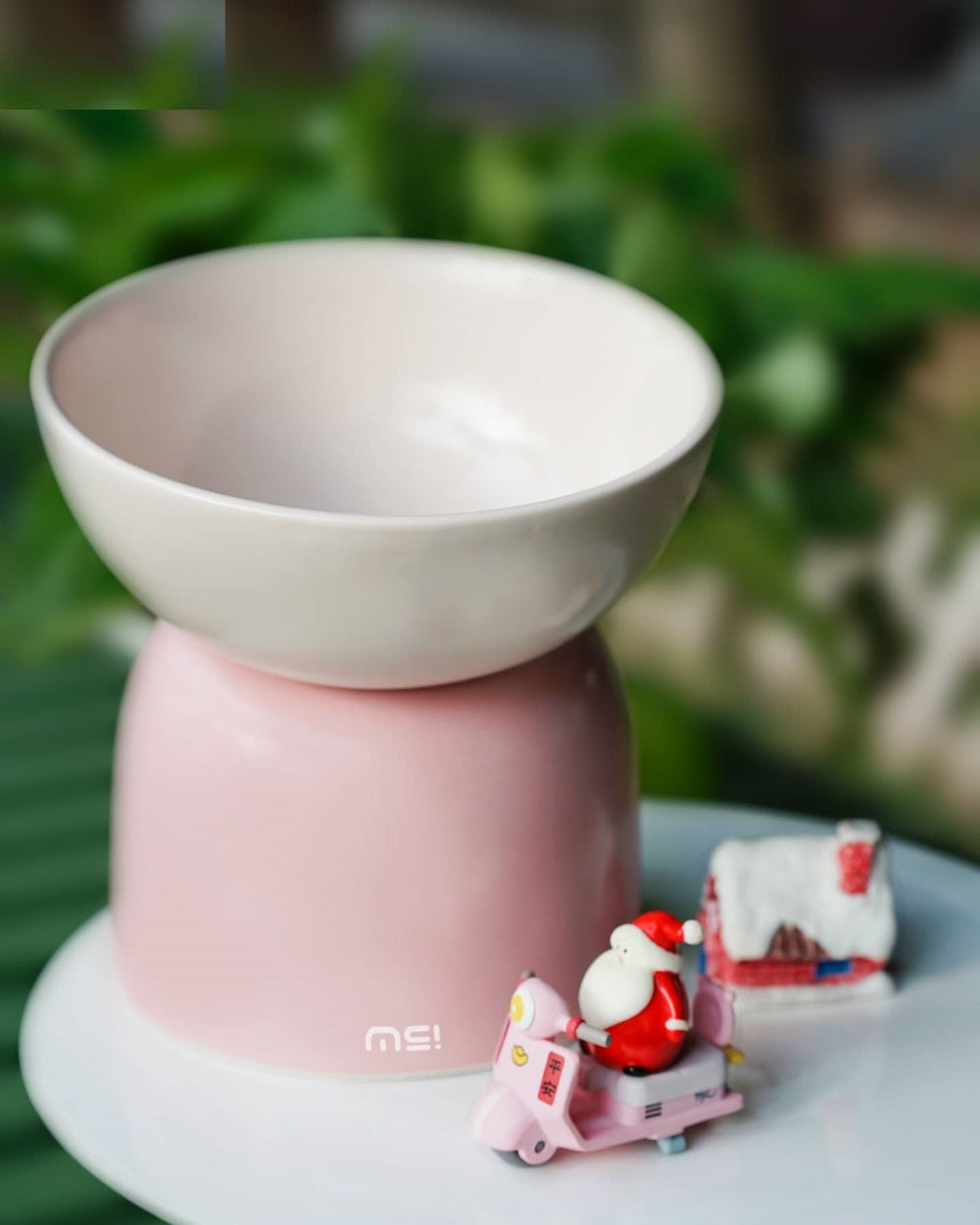 Roze verhoogde voerbak buiten op tafel