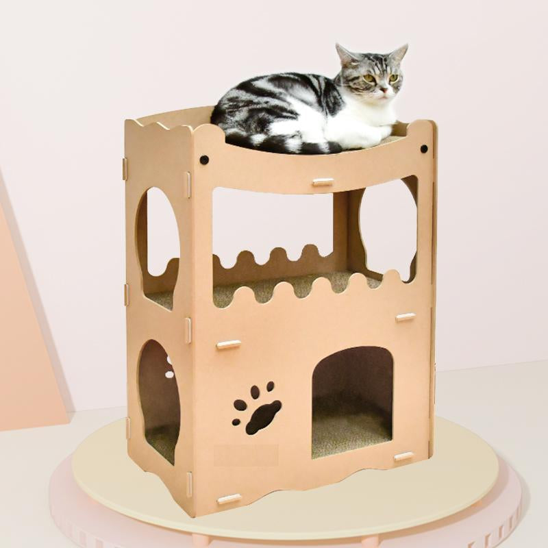 Gestreepte kat ligt bovenop het kattenhuis
