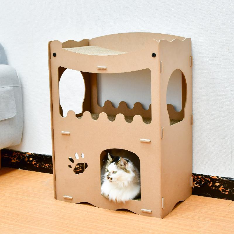 Kat kijkt uit de opening van het kattenhuis