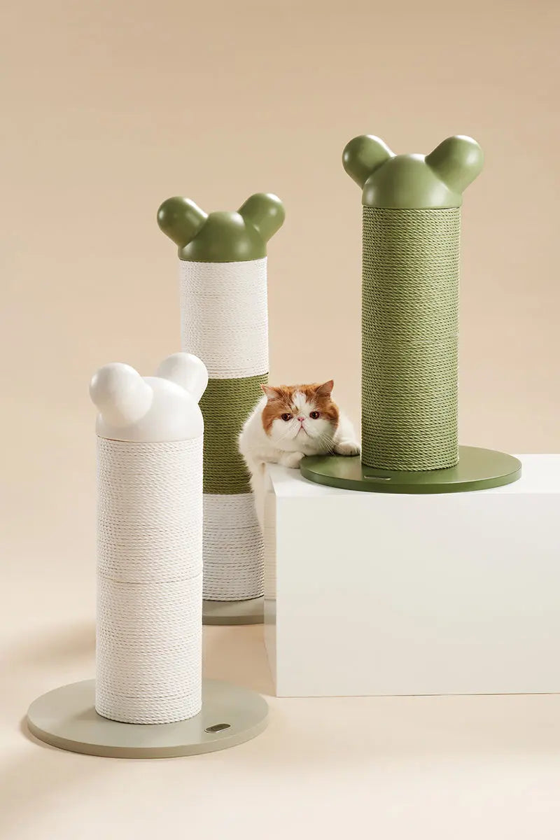 Twee verstelbare krabpalen in groen en wit met een kat