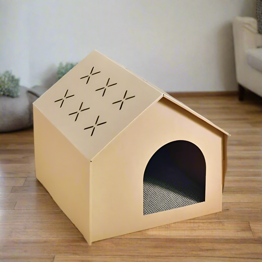 Kartonnen kattenhuis in een woonkamer
