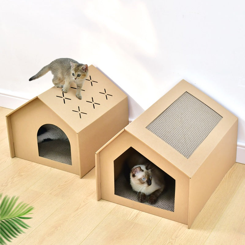 Twee kartonnen kattenhuisjes met katten