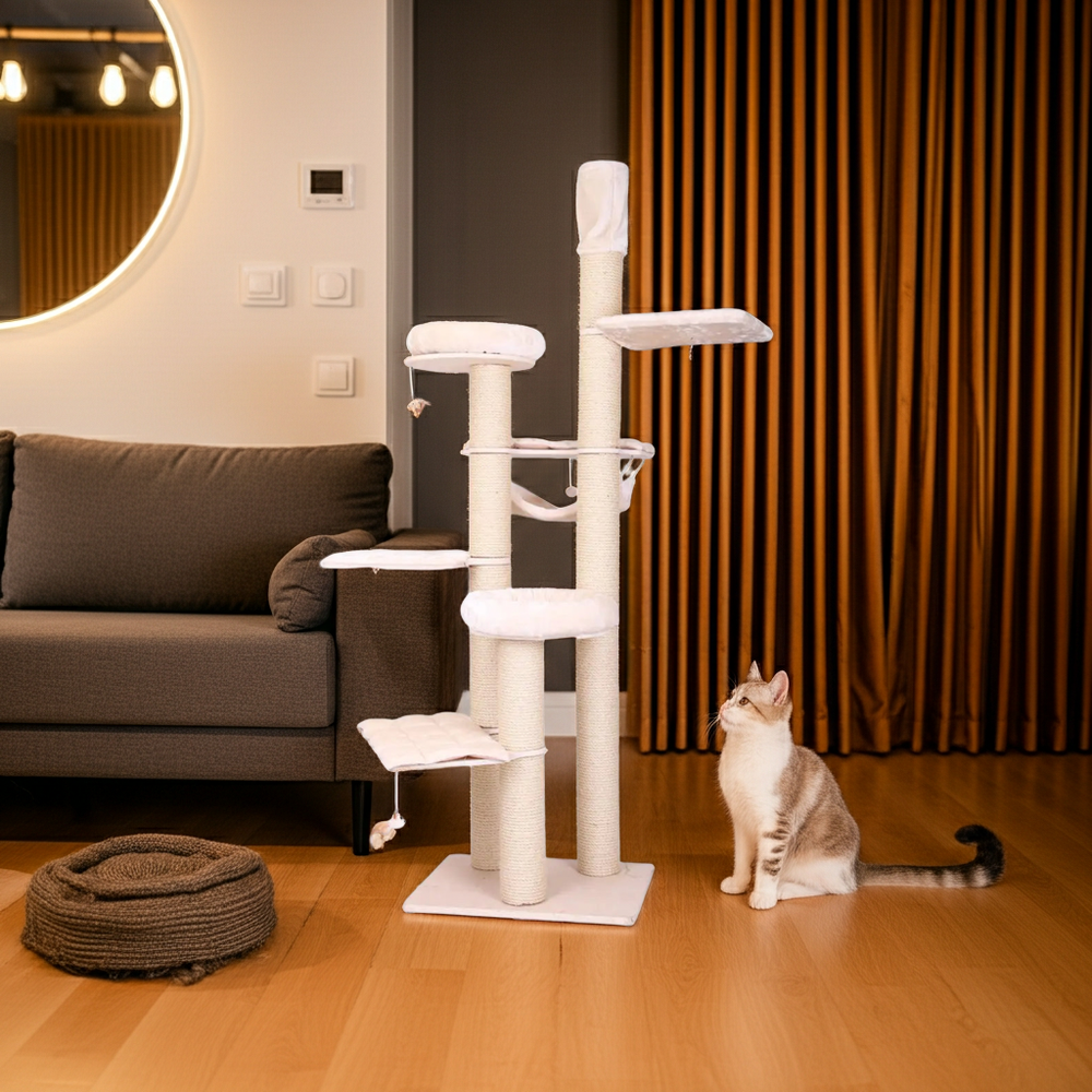 Kat zit naast de LUXE krabpaal XL in een moderne woonkamer