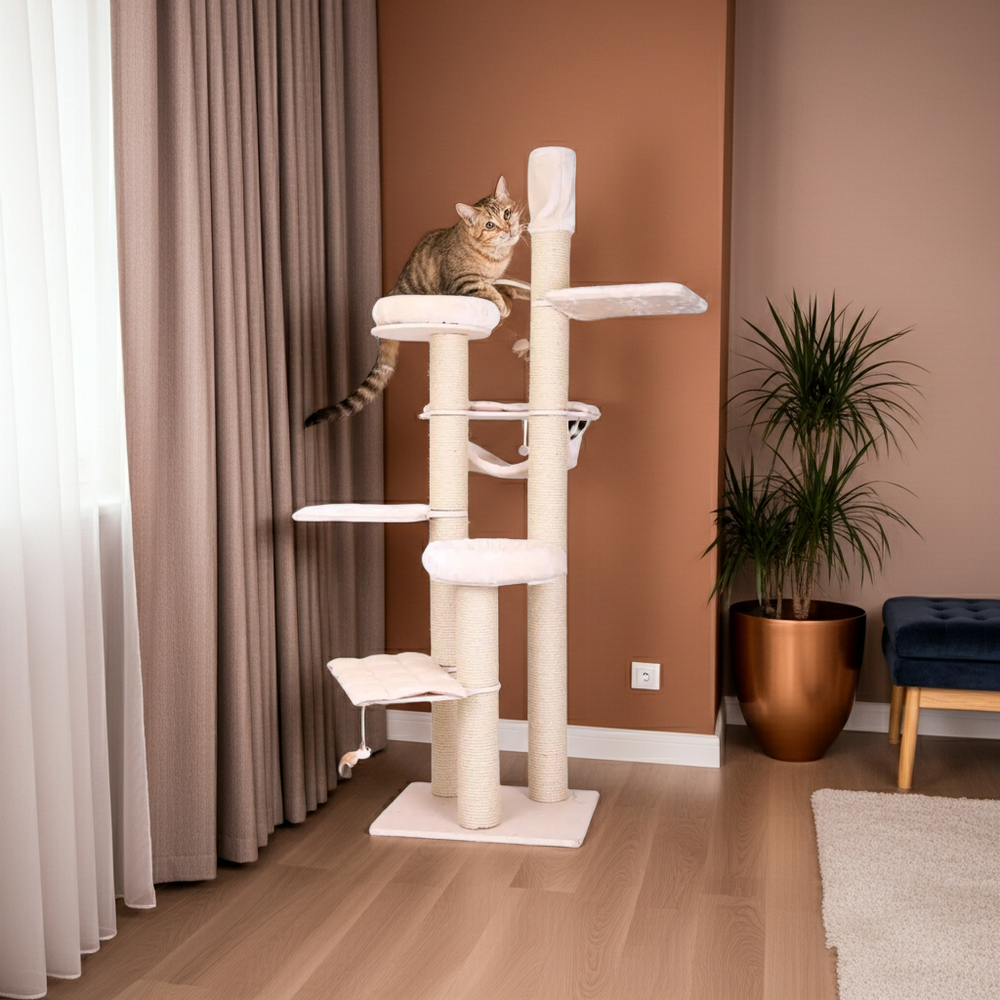 Kat klimt in de LUXE krabpaal XL in een woonkamer