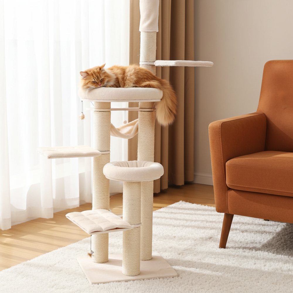 Rode kat ligt op een ligplek van de LUXE krabpaal XL naast een fauteuil