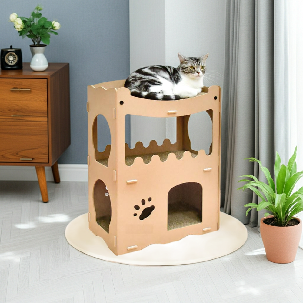 Kat ligt bovenop het kattenhuis van hout en karton