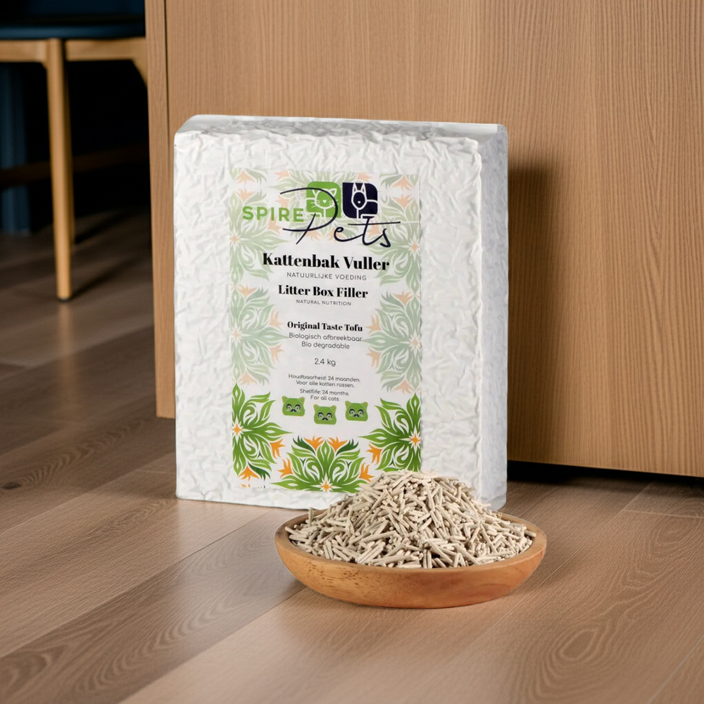 Tofu kattenbakvulling met een schaaltje korrels op de vloer