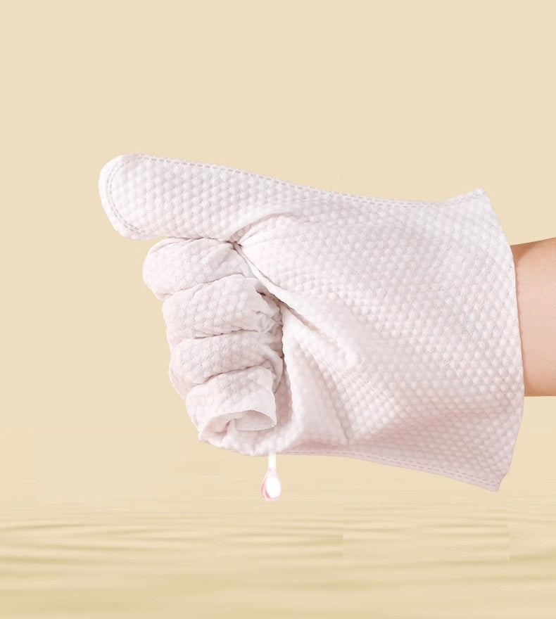 Hand in een verzorgingshandschoen met schuim